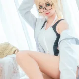 蠢沫沫《贞德》主题写真：40张全套美图