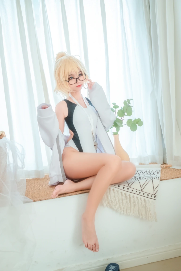 蠢沫沫《贞德》主题写真：40张全套美图
