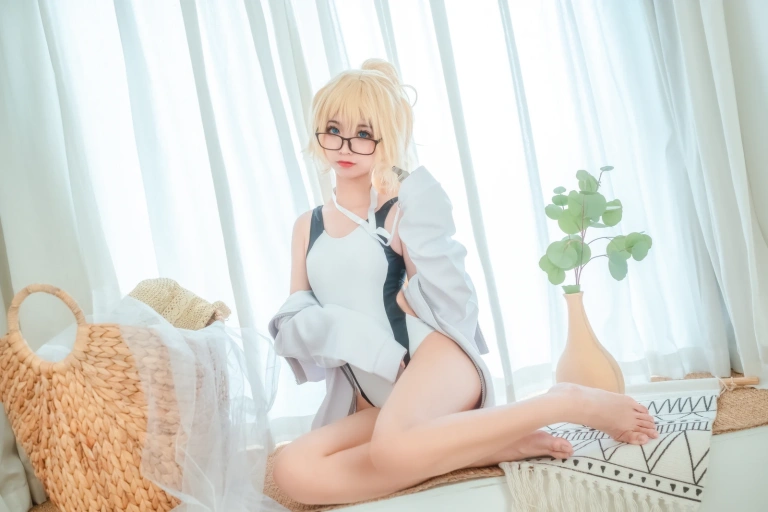蠢沫沫《贞德》主题写真：40张全套美图