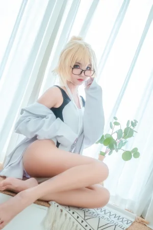蠢沫沫《贞德》主题写真：40张全套美图