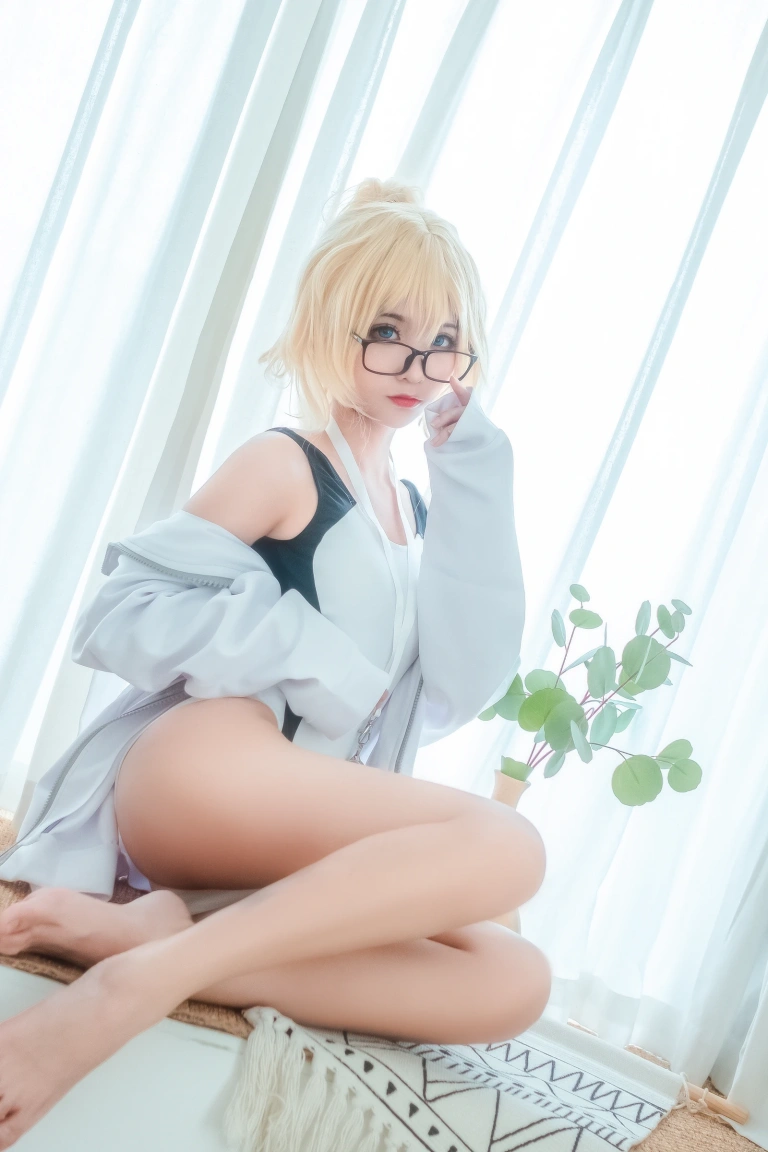 蠢沫沫《贞德》主题写真：40张全套美图