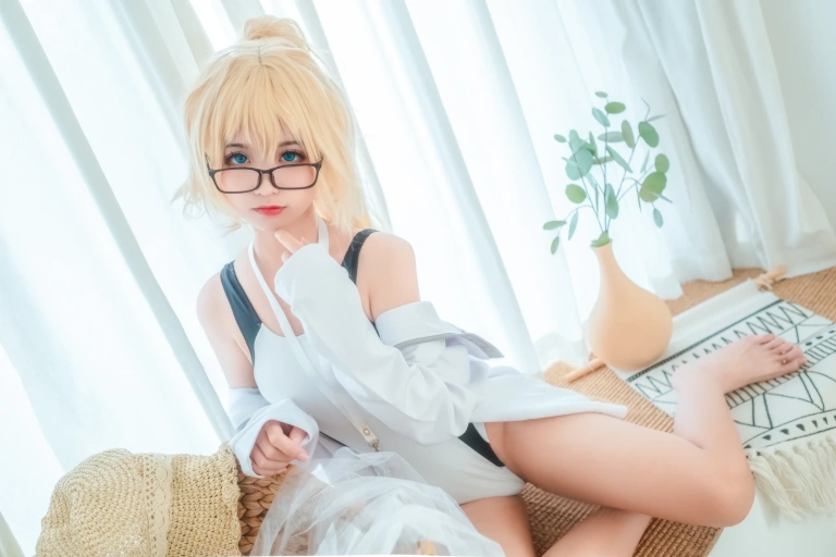 蠢沫沫《贞德》主题写真：40张全套美图