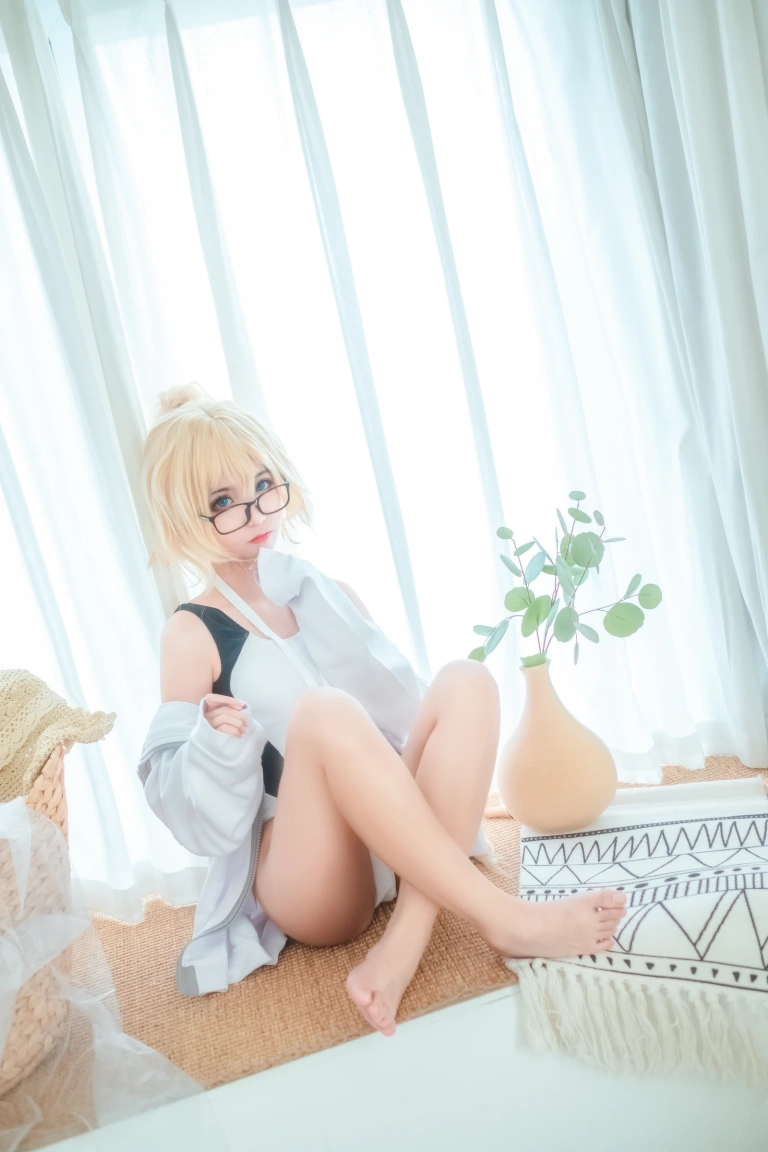 蠢沫沫《贞德》主题写真：40张全套美图