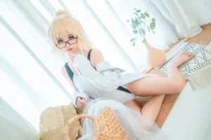 蠢沫沫《贞德》主题写真：40张全套美图