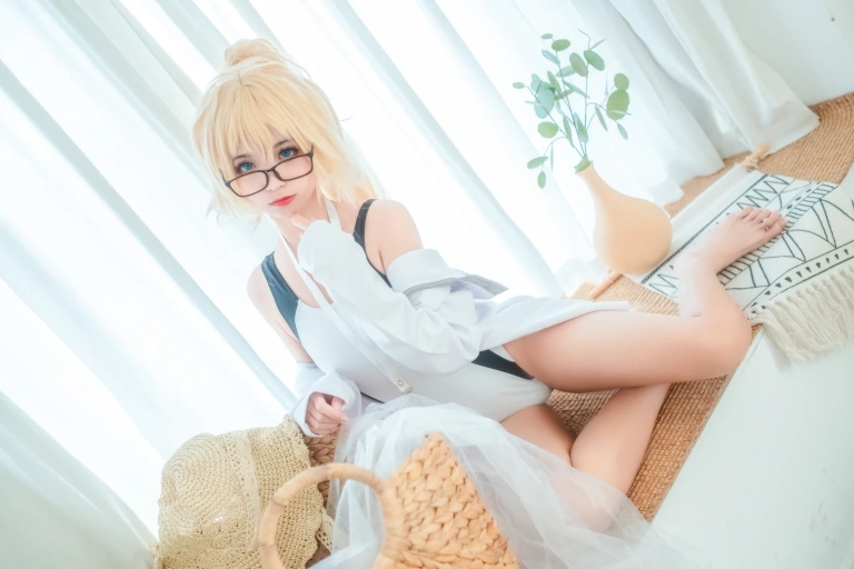 蠢沫沫《贞德》主题写真：40张全套美图