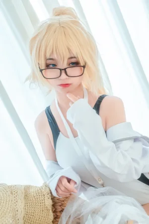 蠢沫沫《贞德》主题写真：40张全套美图