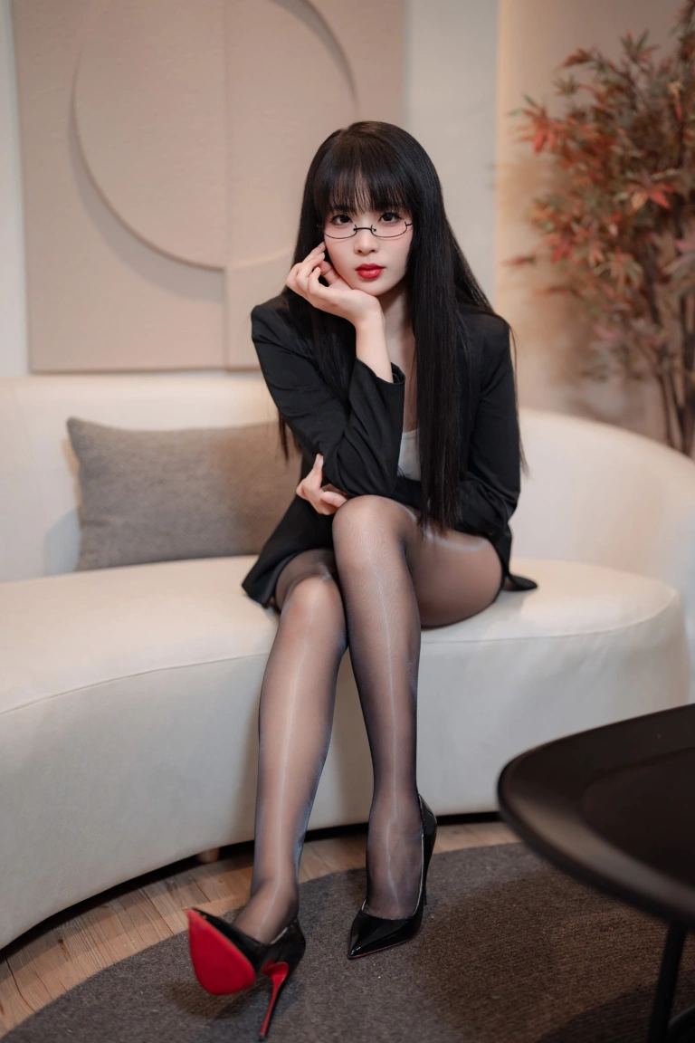 轩萧学姐《NO.67 – 下班后的ol》主题写真：72张全套美图