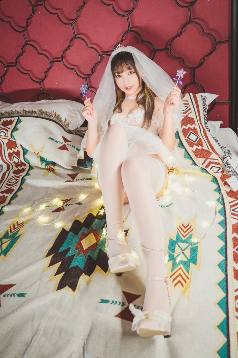神楽坂真冬《第三季 序号19：《光の囁き》光の修女》主题写真：150张全套美图，含2个视频