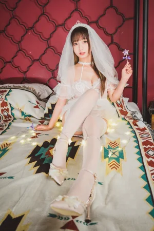 神楽坂真冬《第三季 序号19：《光の囁き》光の修女》主题写真：150张全套美图，含2个视频