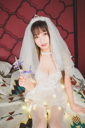 神楽坂真冬《第三季 序号19：《光の囁き》光の修女》主题写真：150张全套美图，含2个视频
