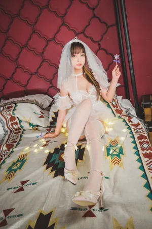 神楽坂真冬《第三季 序号19：《光の囁き》光の修女》主题写真：150张全套美图，含2个视频