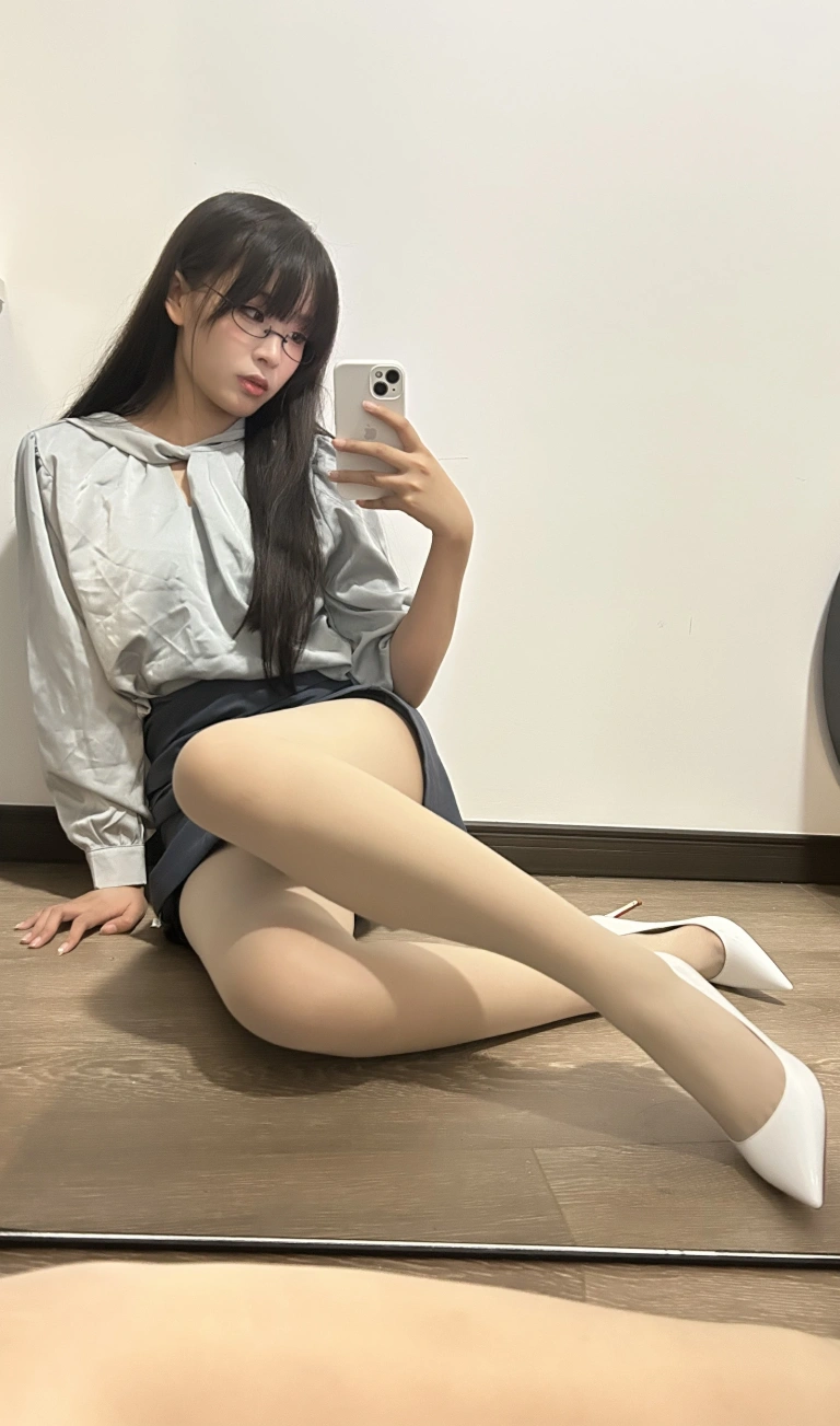 轩萧学姐《NO.69 – 蓝裙 黑丝+肉丝OL》主题写真：190张全套美图，含4个视频