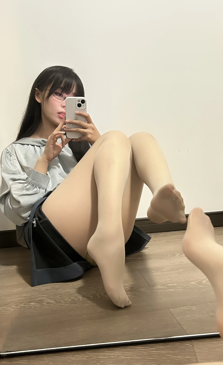 轩萧学姐《NO.69 – 蓝裙 黑丝+肉丝OL》主题写真：190张全套美图，含4个视频
