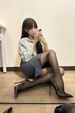 轩萧学姐《NO.69 – 蓝裙 黑丝+肉丝OL》主题写真：190张全套美图，含4个视频