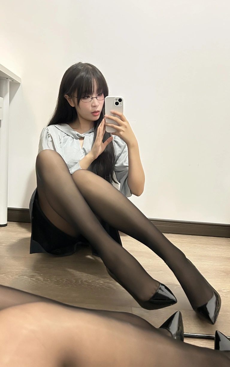 轩萧学姐《NO.69 – 蓝裙 黑丝+肉丝OL》主题写真：190张全套美图，含4个视频