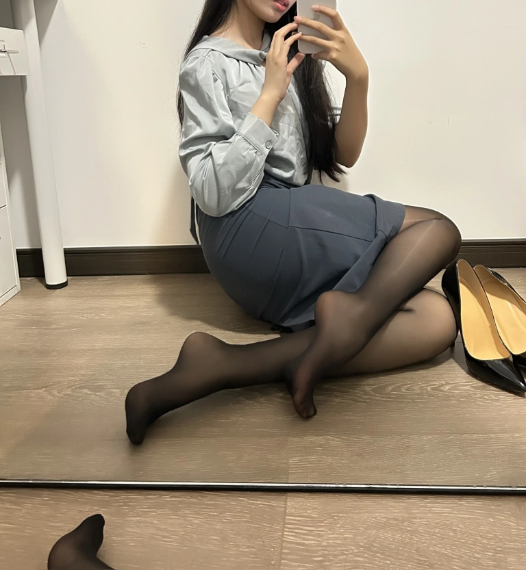 轩萧学姐《NO.69 – 蓝裙 黑丝+肉丝OL》主题写真：190张全套美图，含4个视频