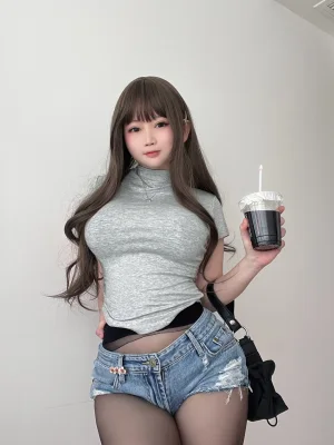 依酱《学姐的背影》主题写真：38张全套美图，含5个视频