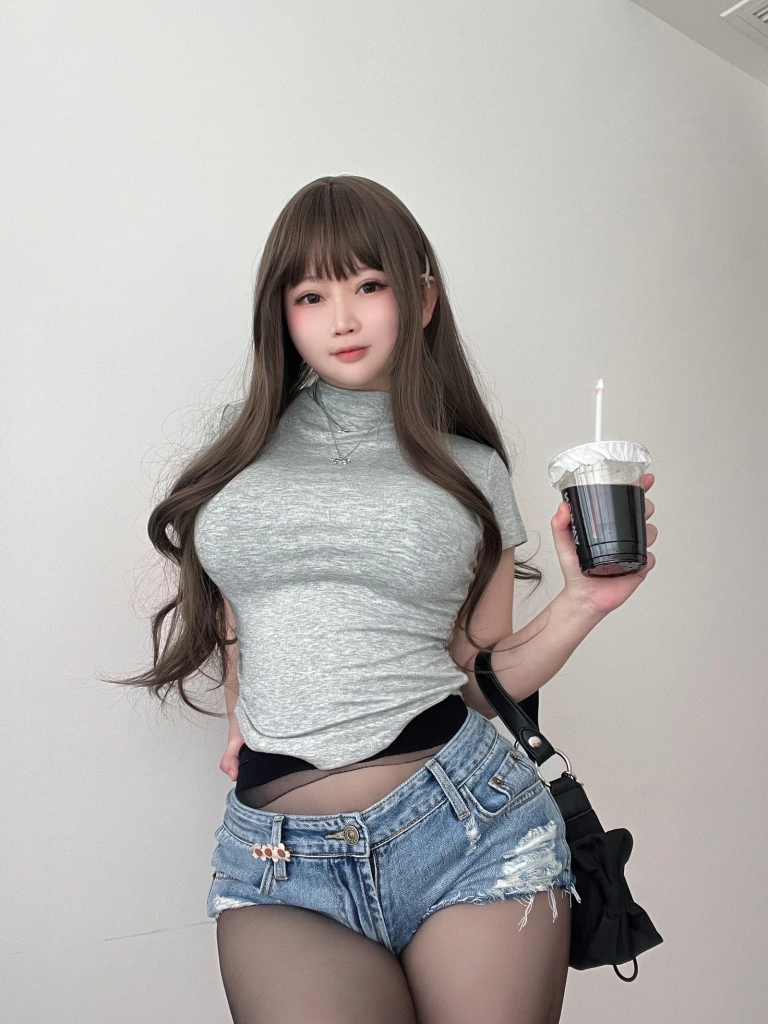 依酱《学姐的背影》主题写真：38张全套美图，含5个视频