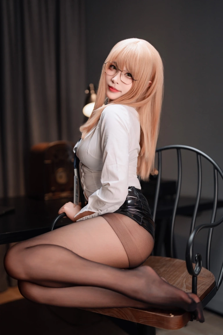 轩萧学姐《NO.70 – 艾玛OL》主题写真：176张全套美图，含2个视频