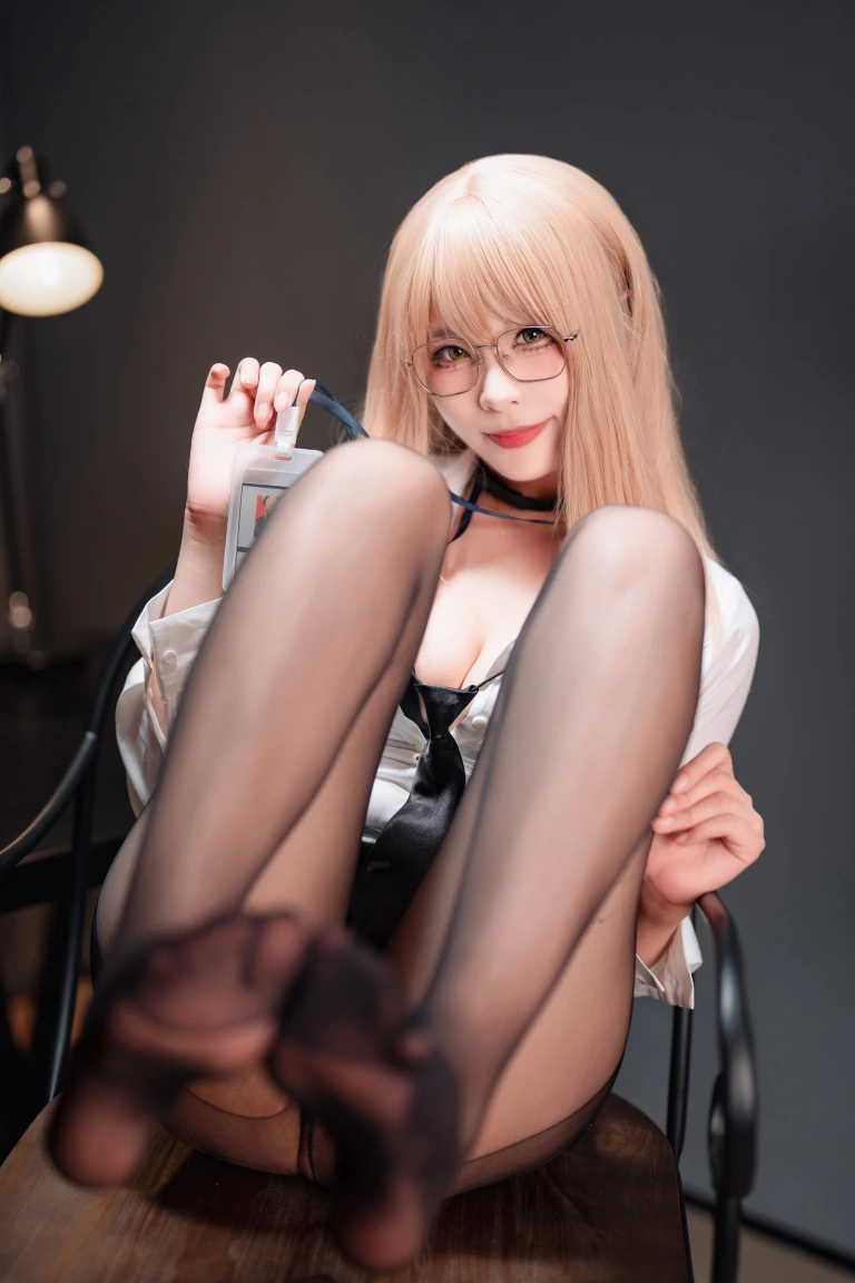 轩萧学姐《NO.70 – 艾玛OL》主题写真：176张全套美图，含2个视频