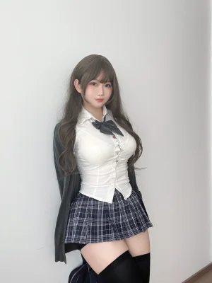 依酱《学姐的日常》主题写真：35张全套美图，含3个视频