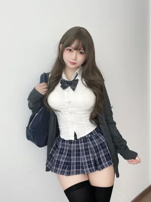 依酱《学姐的日常》主题写真：35张全套美图，含3个视频