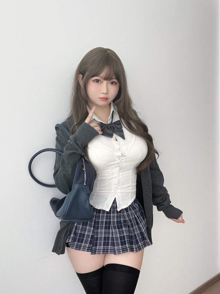 依酱《学姐的日常》主题写真：35张全套美图，含3个视频