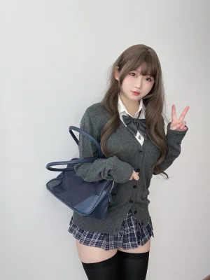 依酱《学姐的日常》主题写真：35张全套美图，含3个视频
