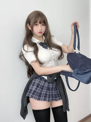 依酱《学姐的日常》主题写真：35张全套美图，含3个视频
