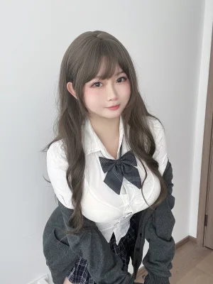 依酱《学姐的日常》主题写真：35张全套美图，含3个视频