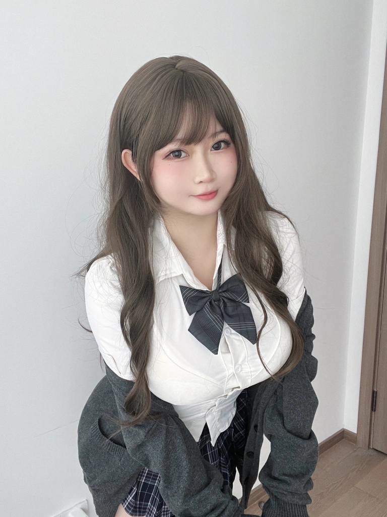 依酱《学姐的日常》主题写真：35张全套美图，含3个视频