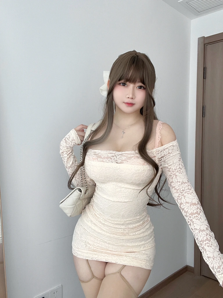 依酱《学姐约会日》主题写真：30张全套美图，含4个视频