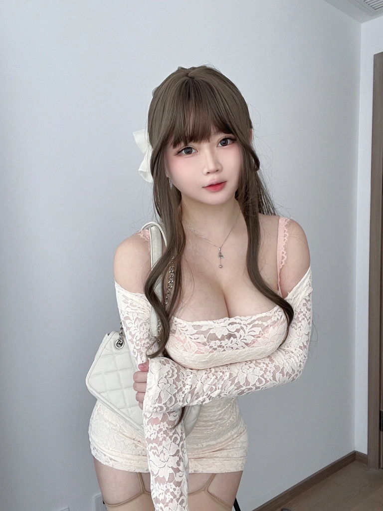 依酱《学姐约会日》主题写真：30张全套美图，含4个视频