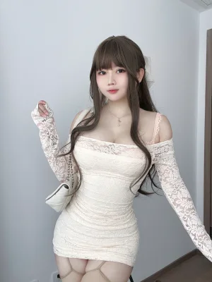 依酱《学姐约会日》主题写真：30张全套美图，含4个视频
