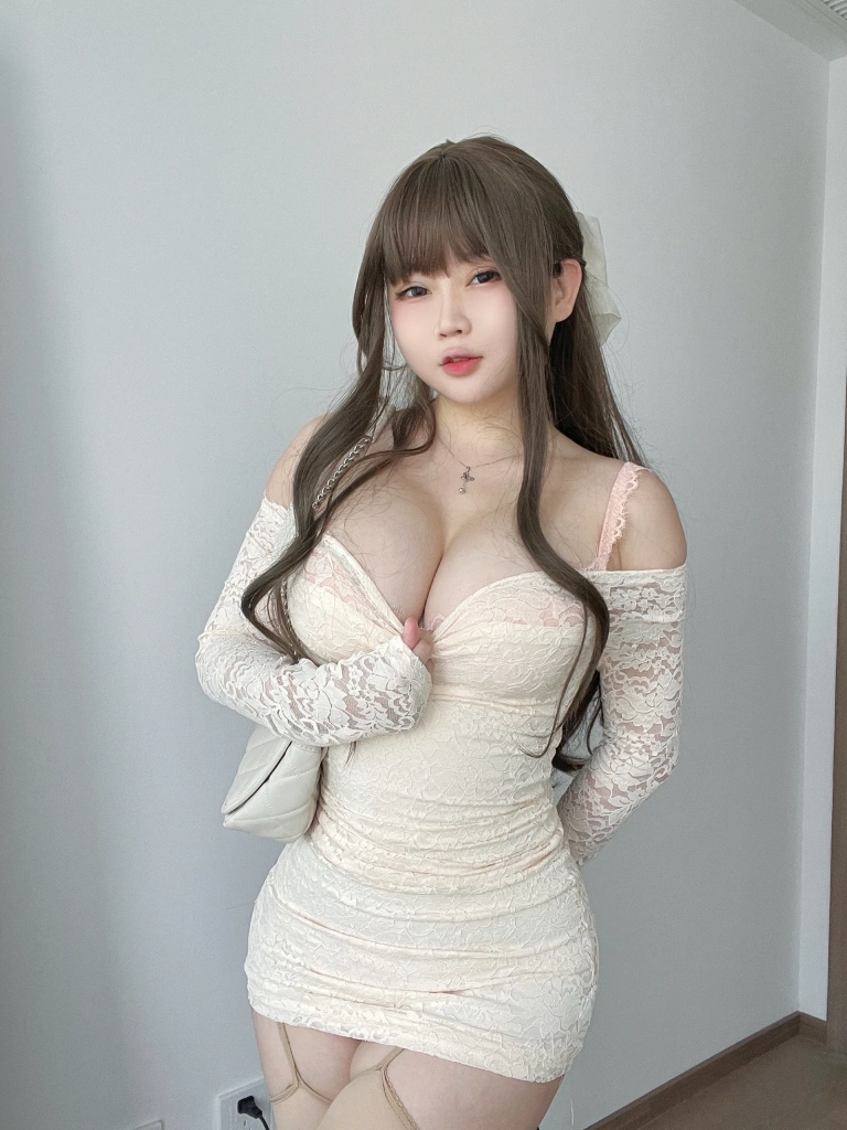 依酱《学姐约会日》主题写真：30张全套美图，含4个视频