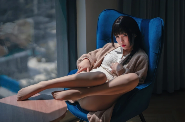轩萧学姐《NO.73 – 肉丝家妻》主题写真：70张全套美图