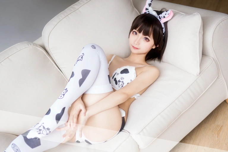 蠢沫沫《奶牛比基尼》主题写真：50张全套美图