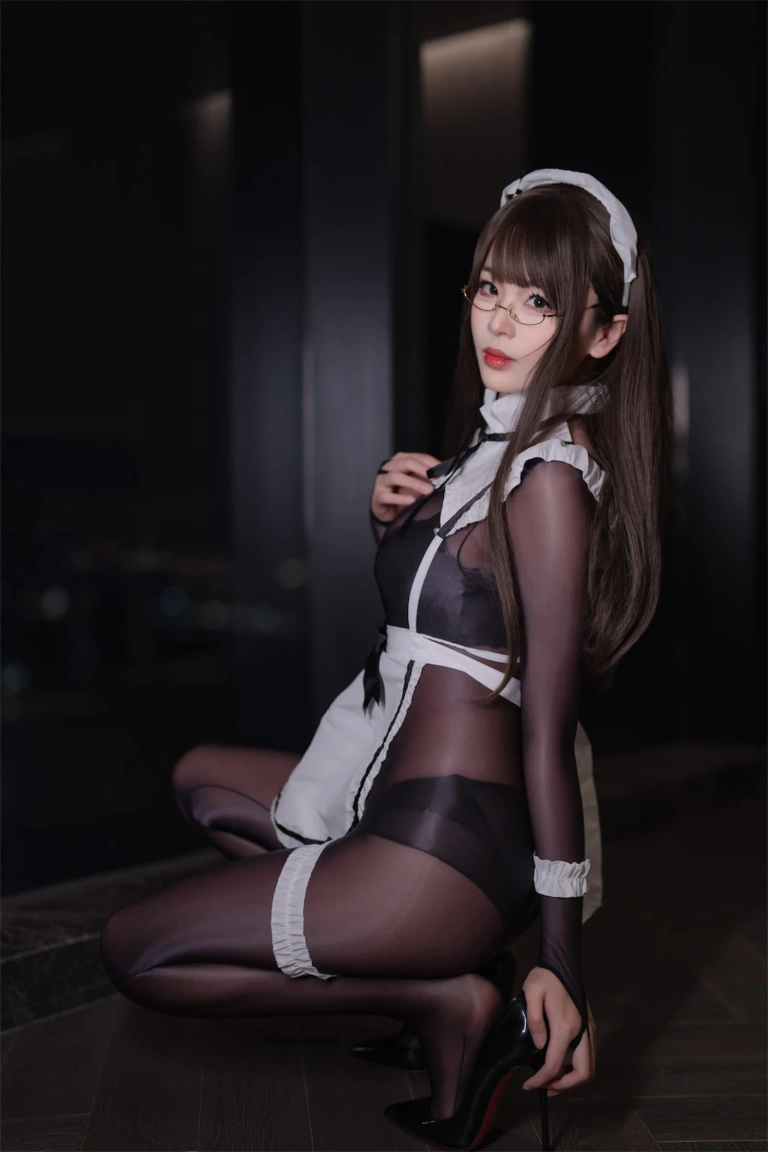 轩萧学姐《NO.80 – 连体丝女仆》主题写真：90张全套美图
