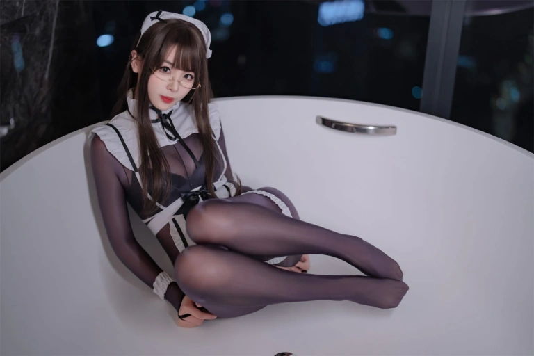 轩萧学姐《NO.80 – 连体丝女仆》主题写真：90张全套美图