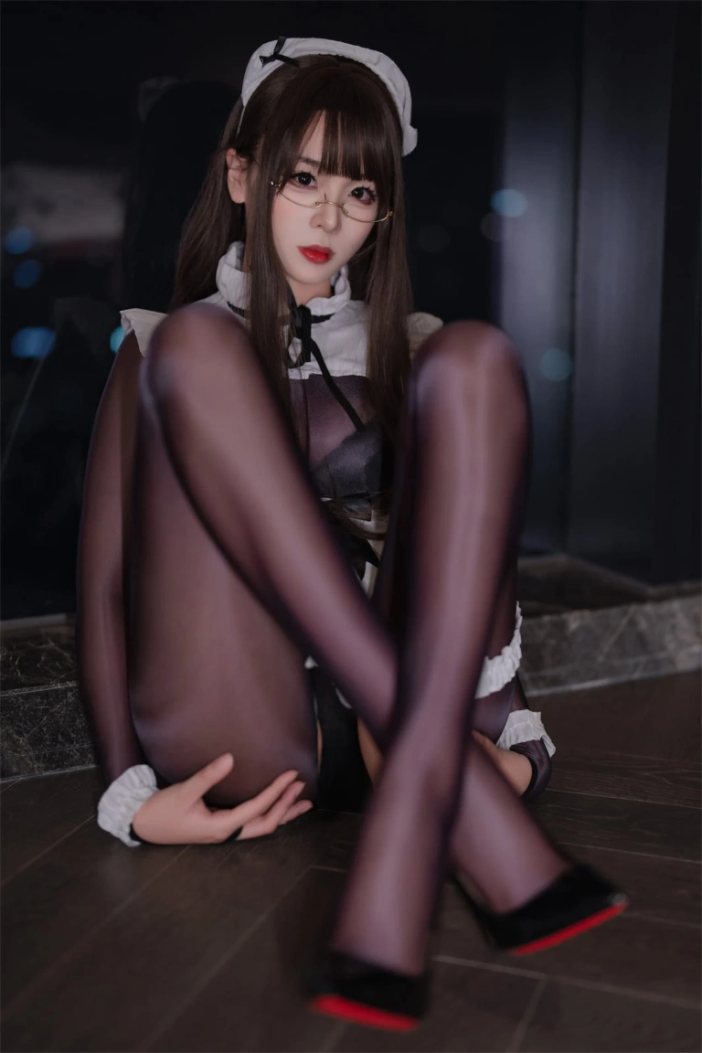轩萧学姐《NO.80 – 连体丝女仆》主题写真：90张全套美图
