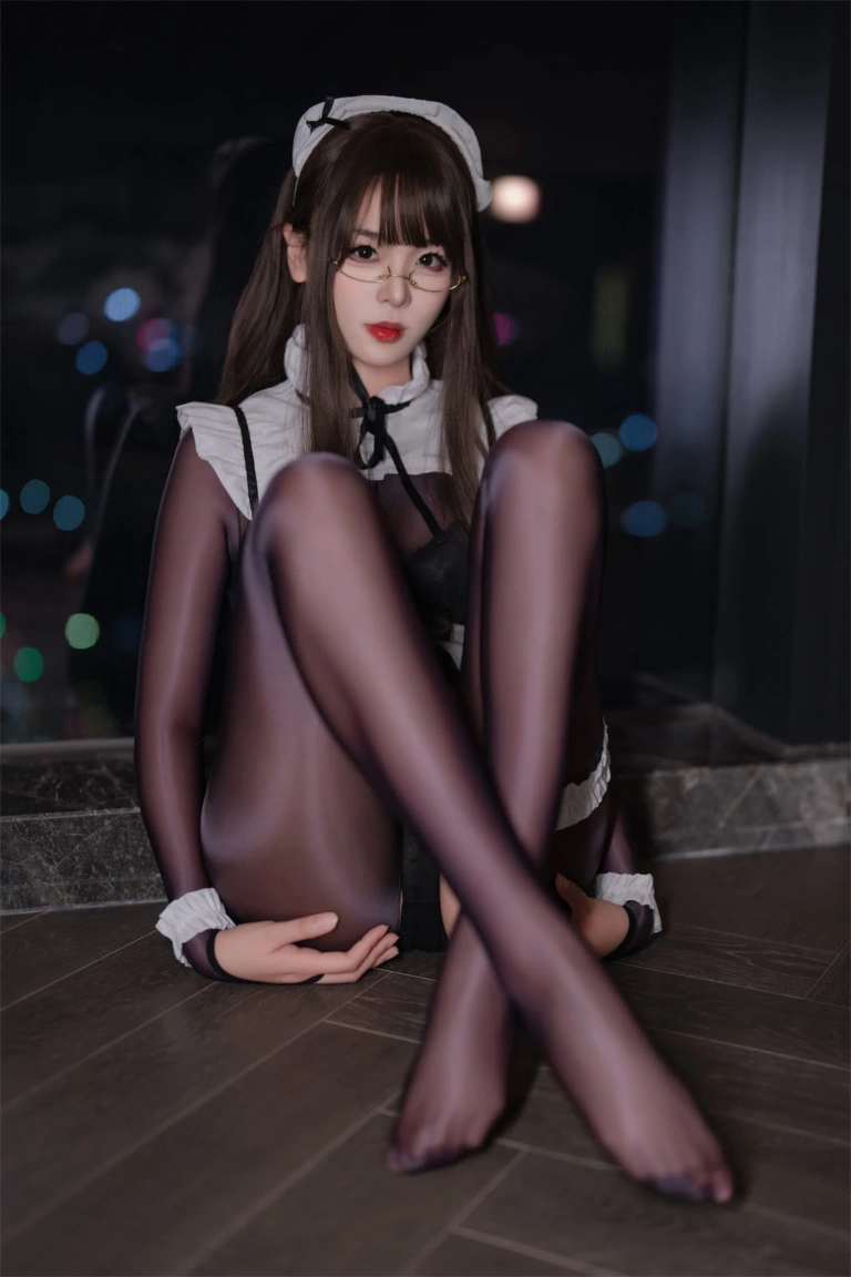 轩萧学姐《NO.80 – 连体丝女仆》主题写真：90张全套美图