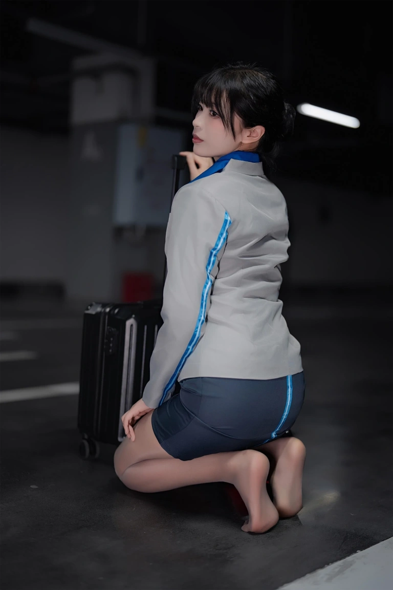 轩萧学姐《NO.81 – 空姐车库》主题写真：28张全套美图，含1个视频