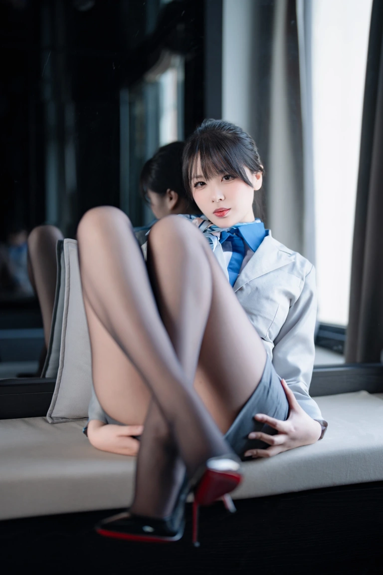 轩萧学姐《NO.82 – 空姐室内黑丝》主题写真：75张全套美图，含1个视频