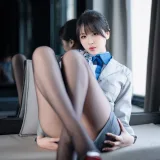 轩萧学姐《NO.82 – 空姐室内黑丝》主题写真：75张全套美图，含1个视频