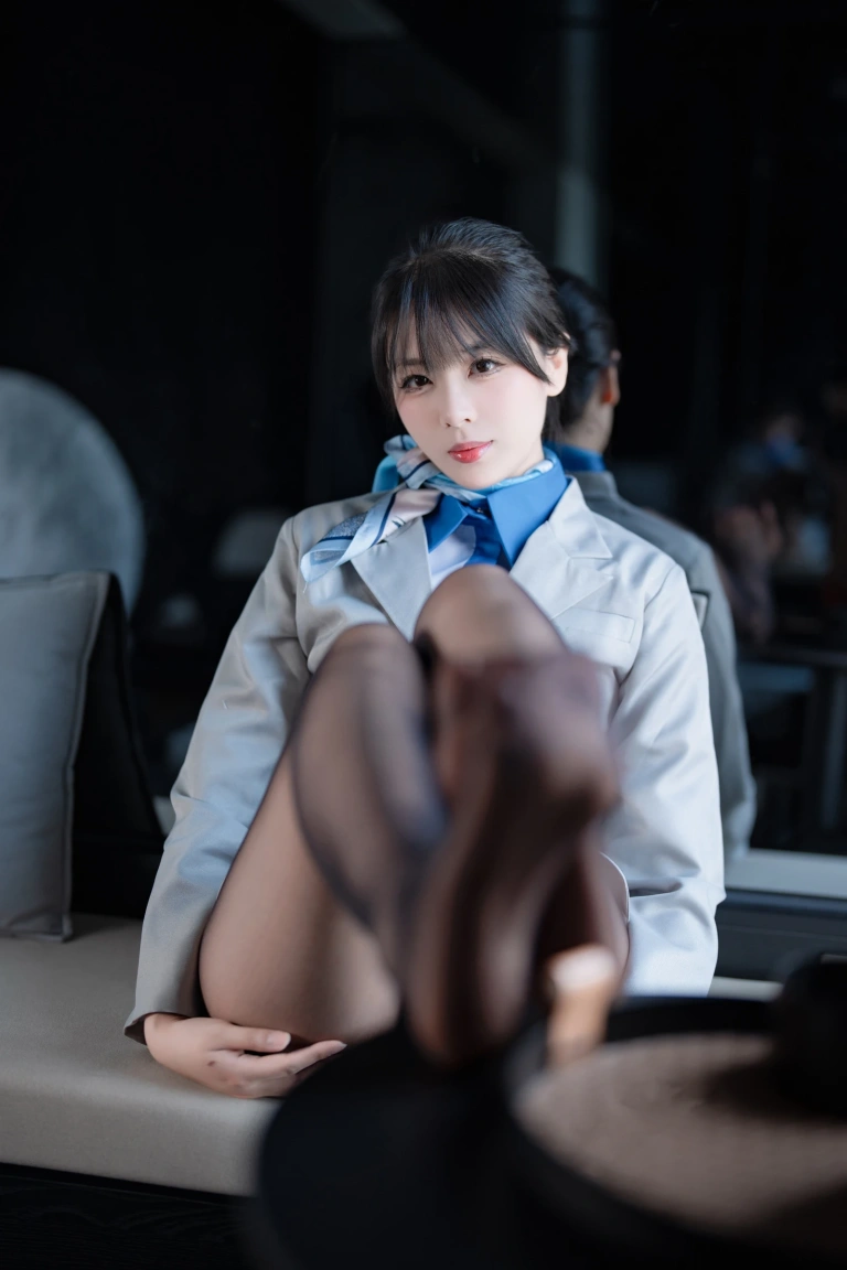 轩萧学姐《NO.82 – 空姐室内黑丝》主题写真：75张全套美图，含1个视频