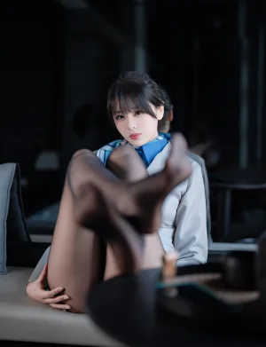 轩萧学姐《NO.82 – 空姐室内黑丝》主题写真：75张全套美图，含1个视频