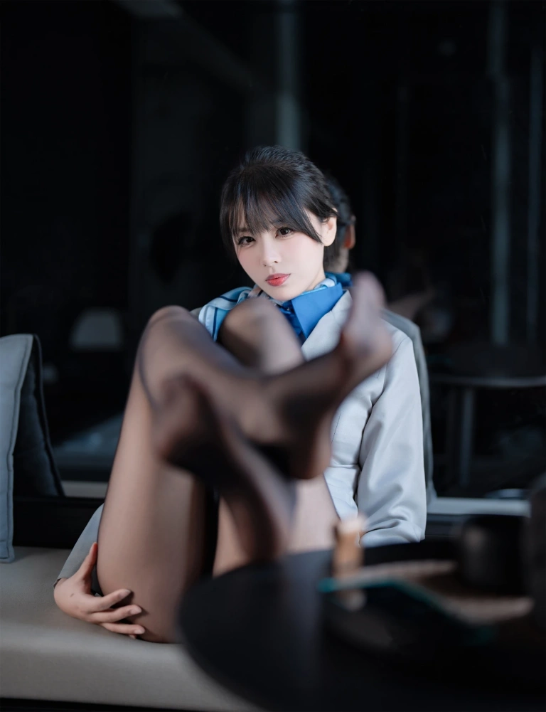 轩萧学姐《NO.82 – 空姐室内黑丝》主题写真：75张全套美图，含1个视频