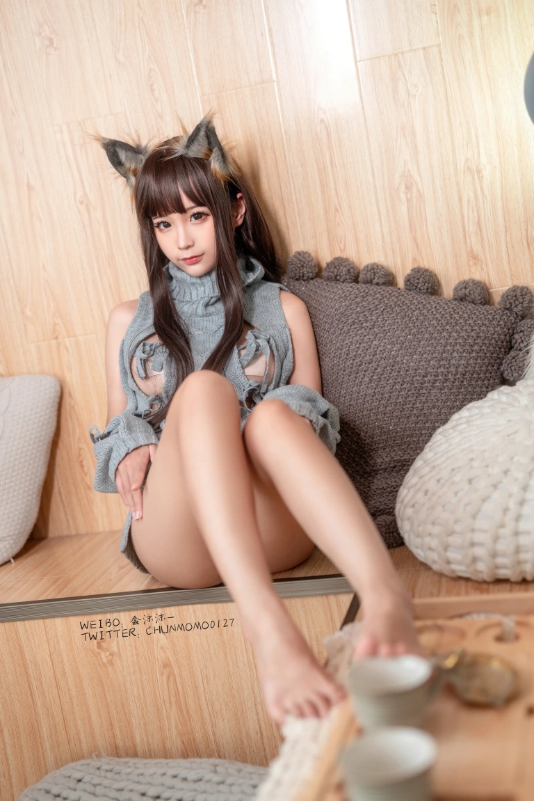 蠢沫沫《灰露背毛衣》主题写真：40张全套美图