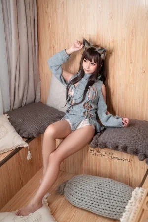 蠢沫沫《灰露背毛衣》主题写真：40张全套美图