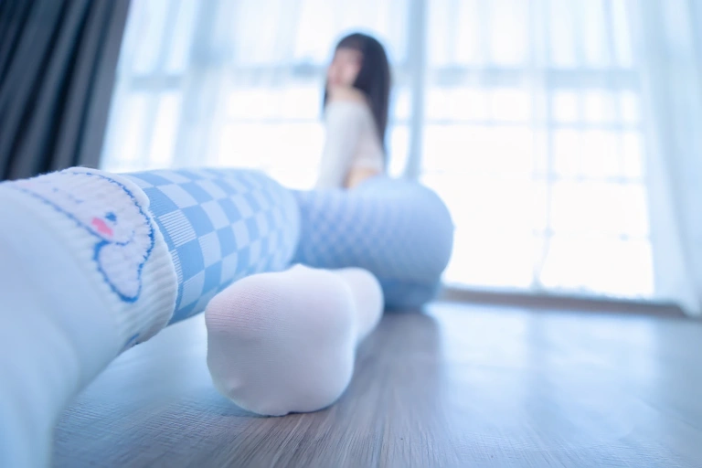 神楽坂真冬《第四季 序号7：《蓝白格》》主题写真：75张全套美图
